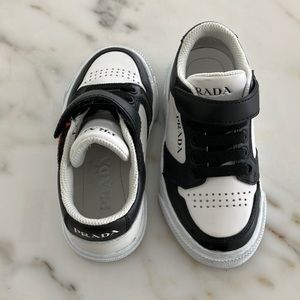 Boys size 25 tennis shoes